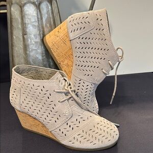 Toms boots Wedge heel Closed toe lace up booties lightweight suede Spring bootie